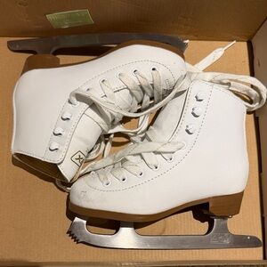 GUC DBX white figure skates, size 11 youth